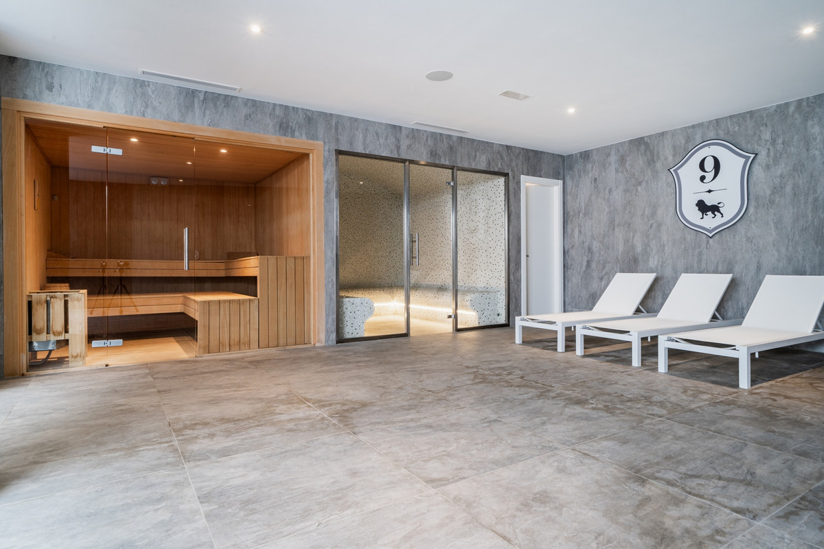 Appartement te koop in Aloha | 7 slaapkamers H5066296