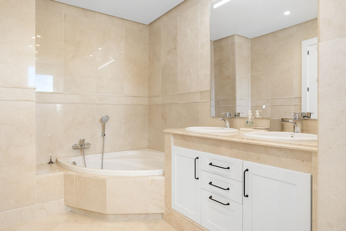 Appartement te koop in Aloha | 3 slaapkamers H5196688