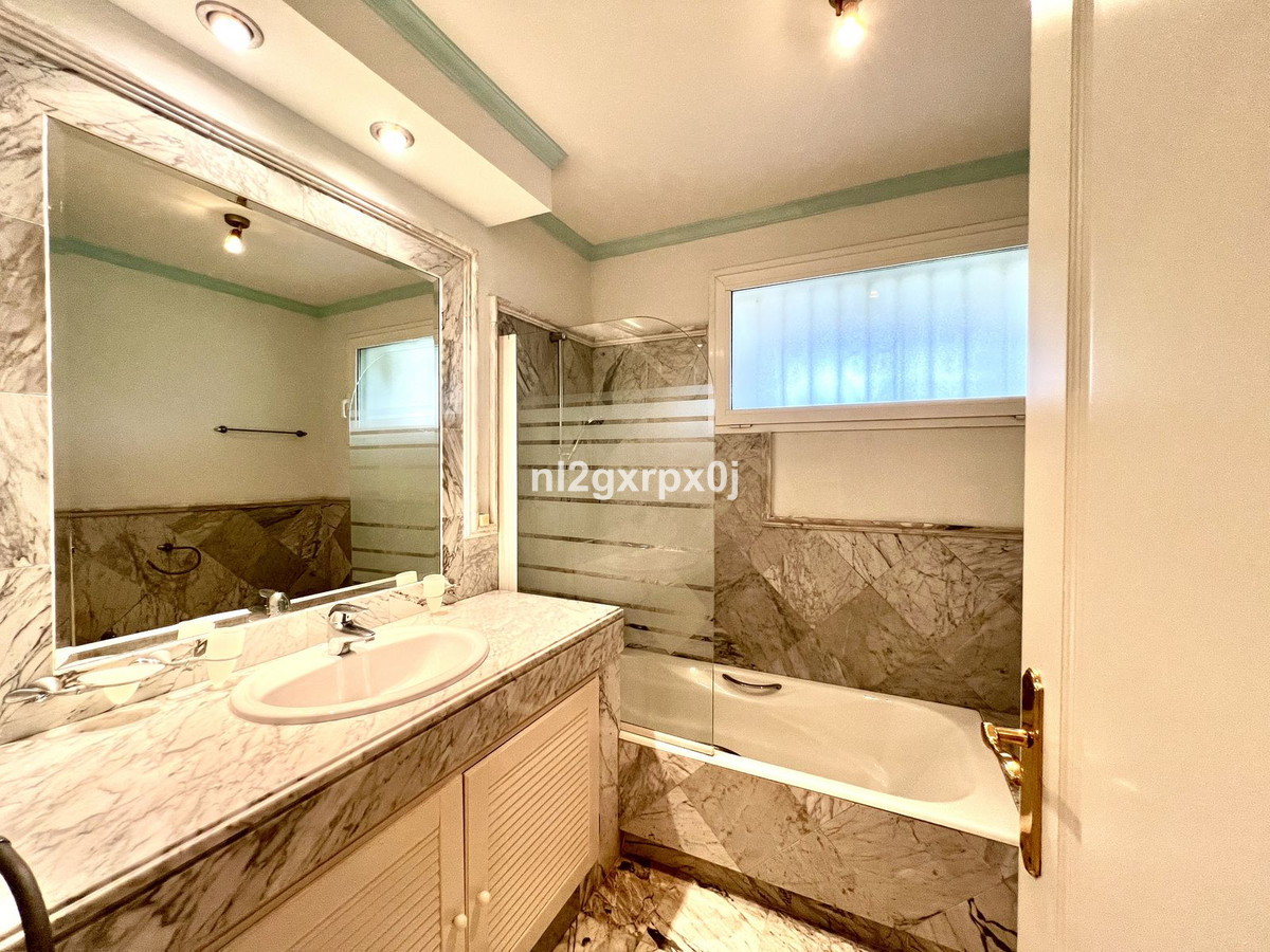 Tussenverdieping Appartement in Bahía de Marbella-28
