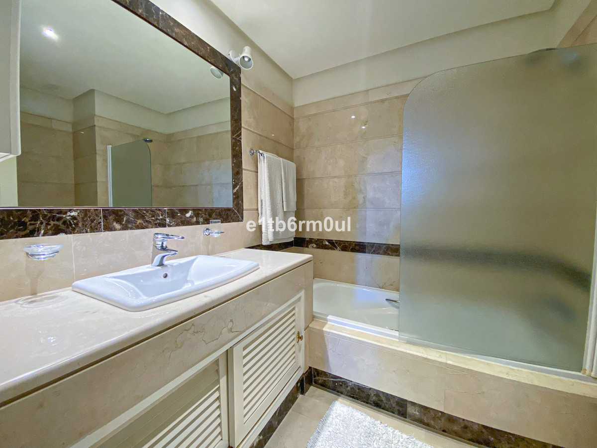Tussenverdieping Appartement in Bahía de Marbella-6