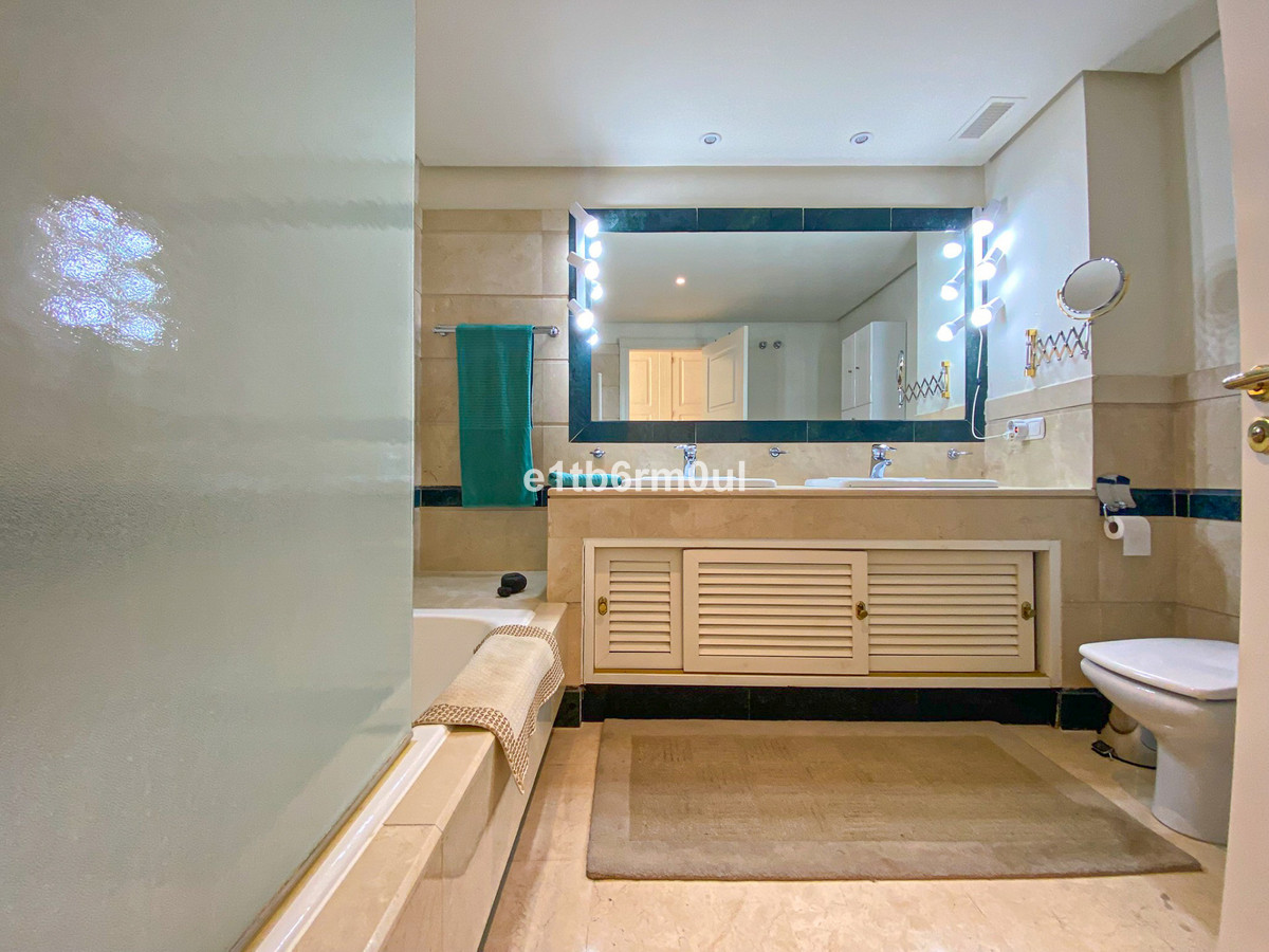 Tussenverdieping Appartement in Bahía de Marbella-9