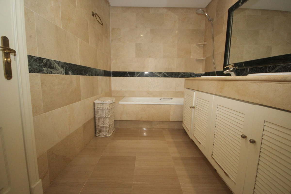 Begane grond appartement in Bahía de Marbella-21