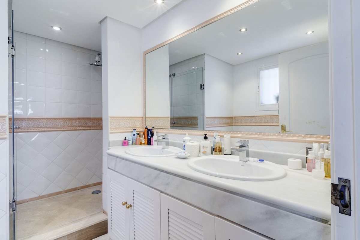 Apartment for sale in Bahía de Marbella | 3 bedrooms H5110738