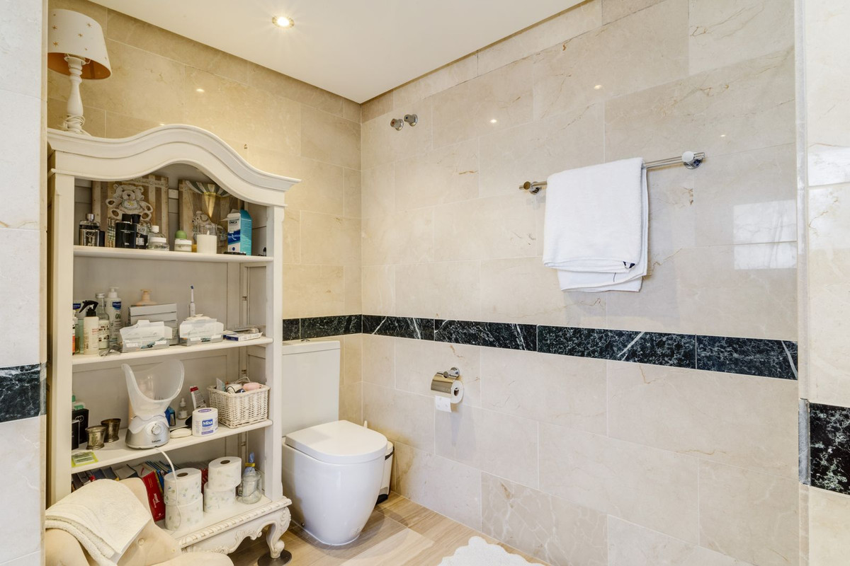 Apartment for sale in Bahía de Marbella | 3 bedrooms H5110738
