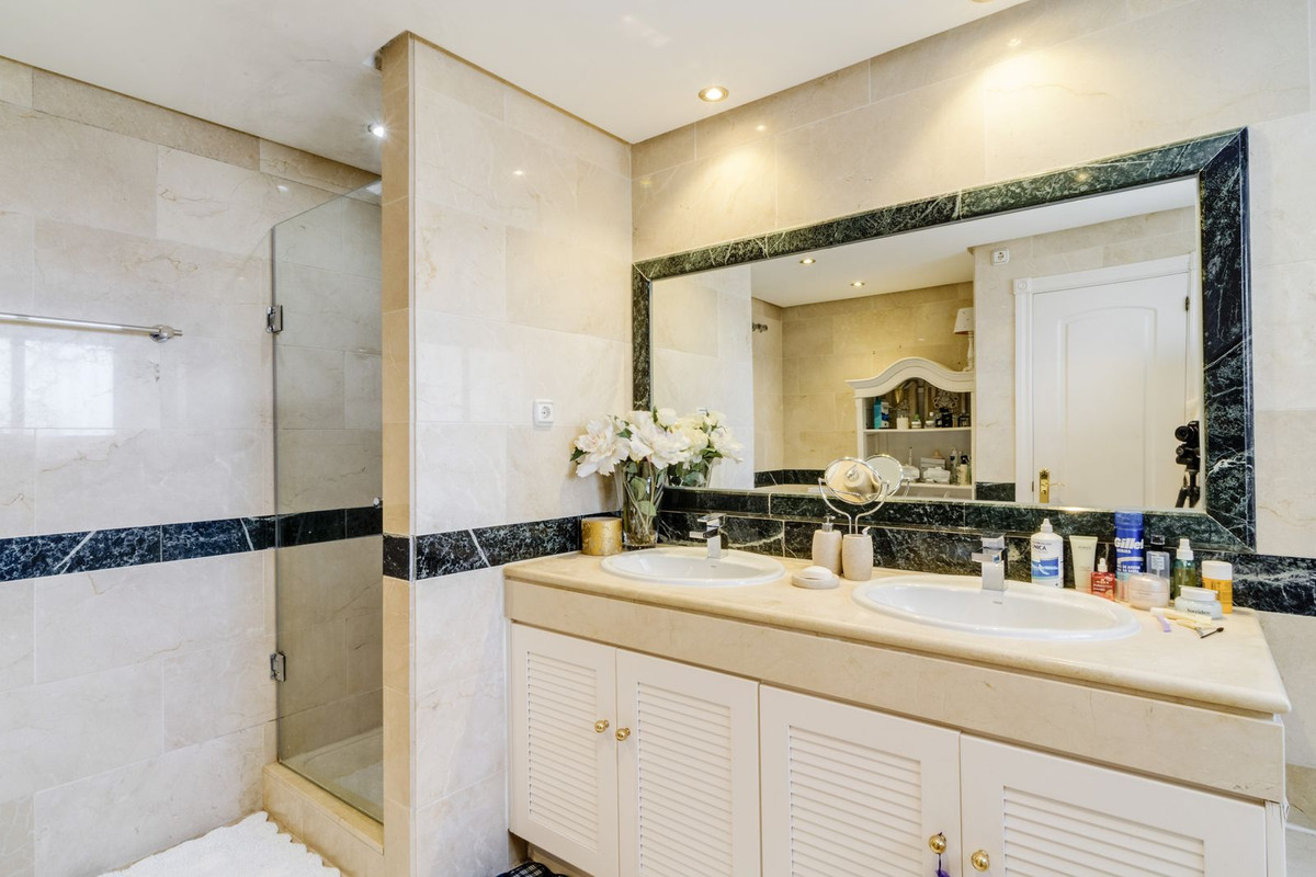 Apartment for sale in Bahía de Marbella | 3 bedrooms H5110738