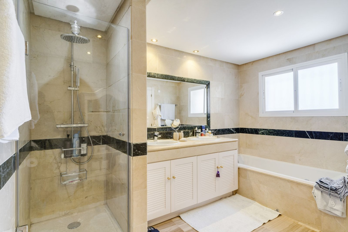 Apartment for sale in Bahía de Marbella | 3 bedrooms H5110738