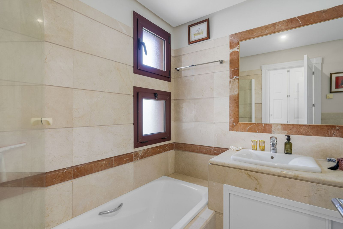 Appartement te koop in Bahía de Marbella | 3 slaapkamers H5492395