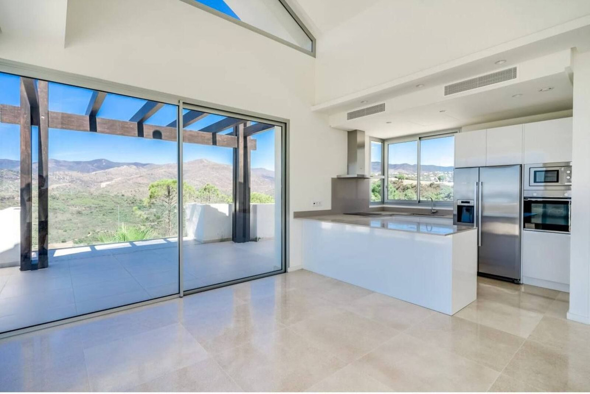 Penthouse for sale in Benahavís | 4 bedrooms H5011201