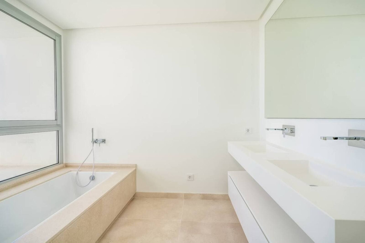 Penthouse for sale in Benahavís | 4 bedrooms H5011201