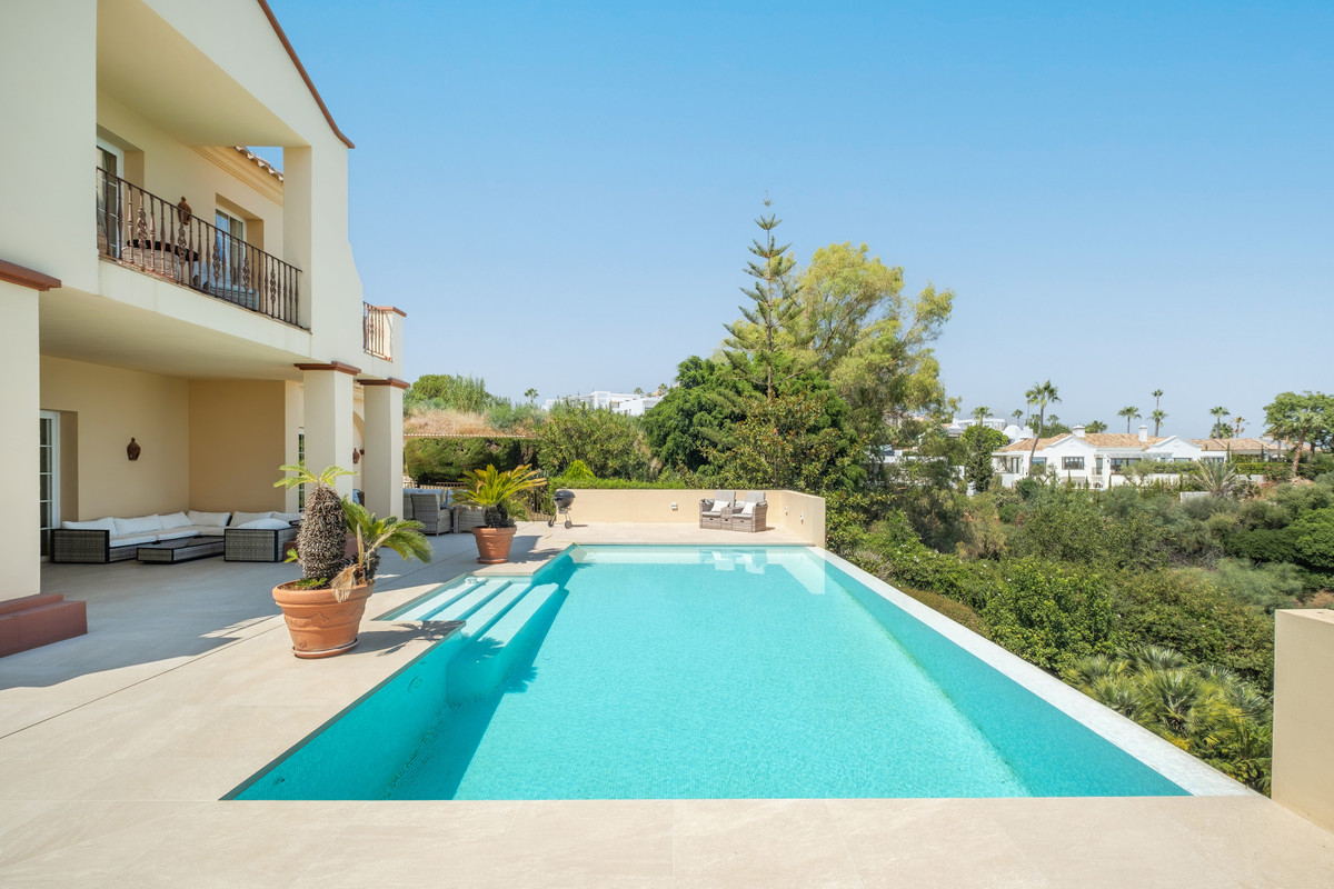 Detached Villa for sale in Benahavís | 5 bedrooms H5132662