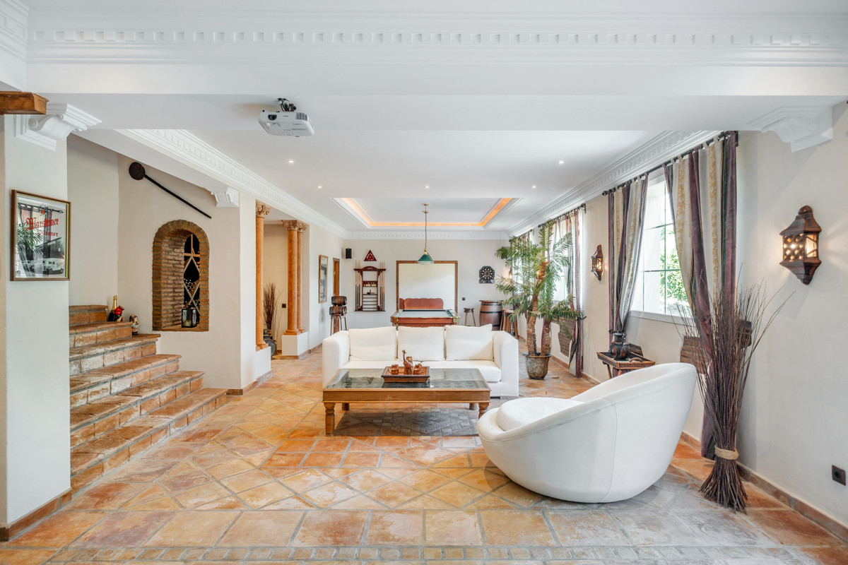 Detached Villa for sale in Benahavís | 5 bedrooms H5132662