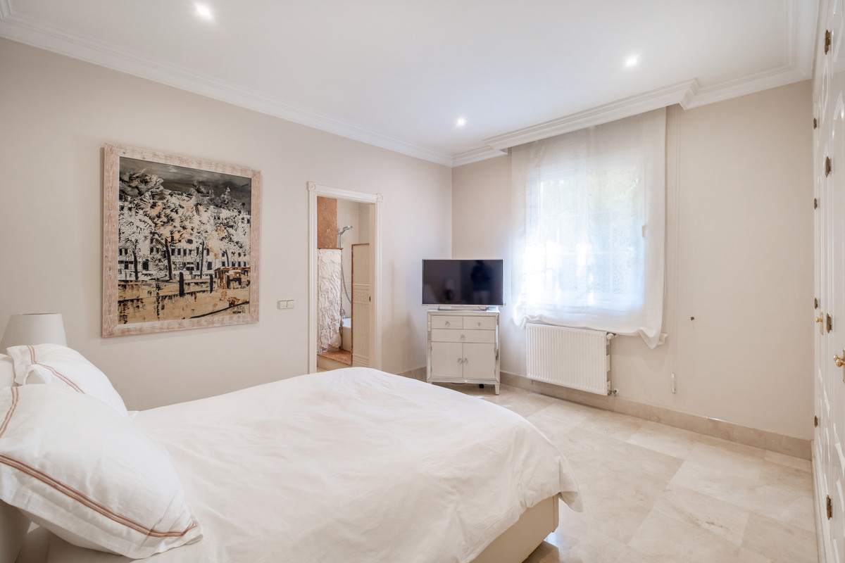 Detached Villa for sale in Benahavís | 5 bedrooms H5132662