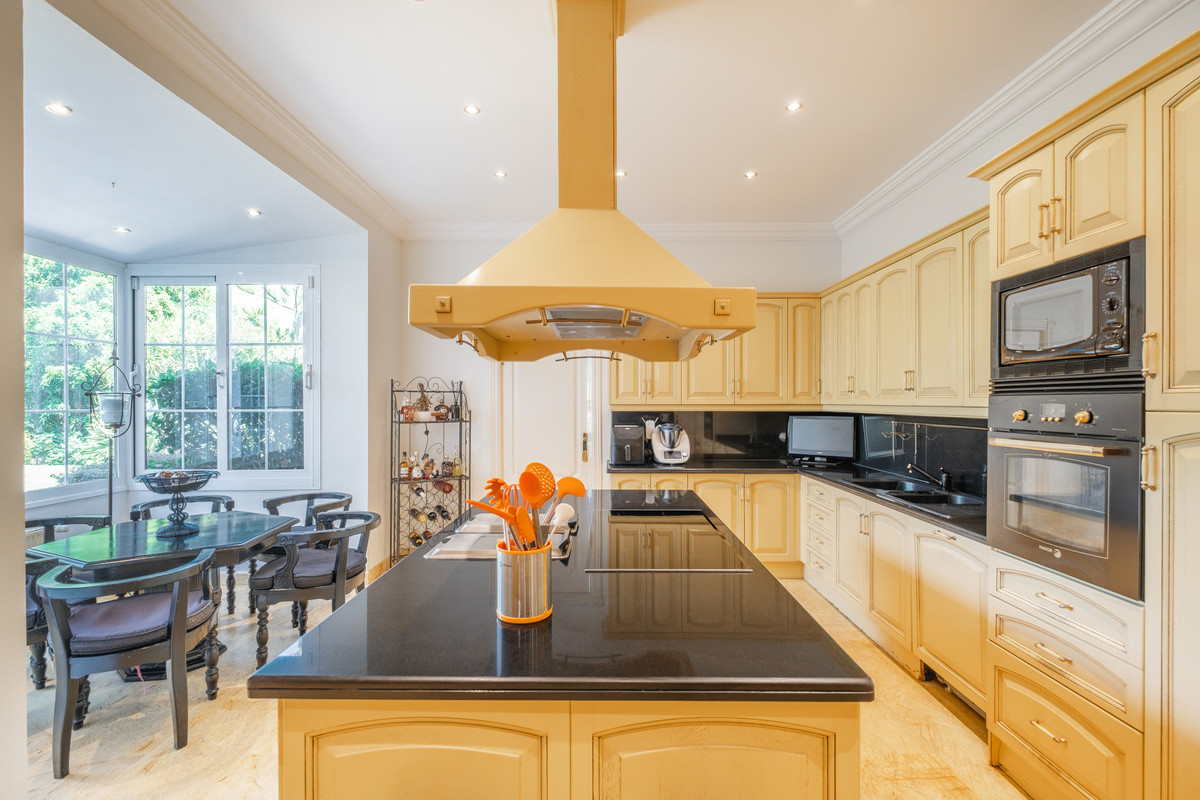 Detached Villa for sale in Benahavís | 5 bedrooms H5132662