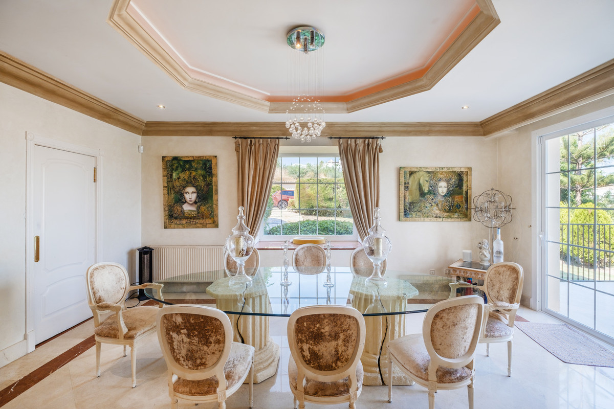 Detached Villa for sale in Benahavís | 5 bedrooms H5132662