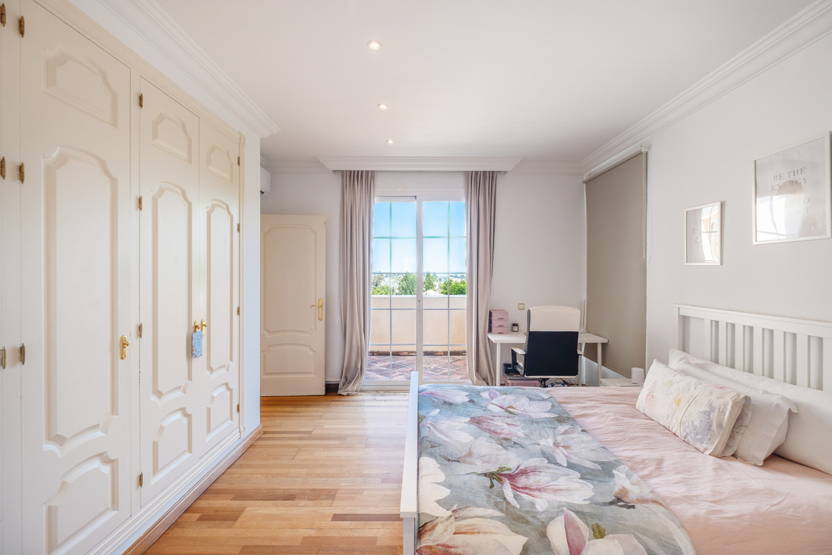 Detached Villa for sale in Benahavís | 5 bedrooms H5132662