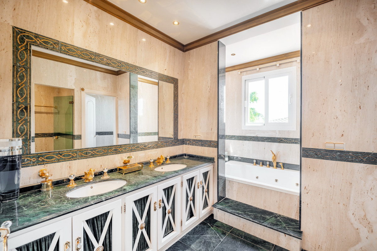 Detached Villa for sale in Benahavís | 5 bedrooms H5132662