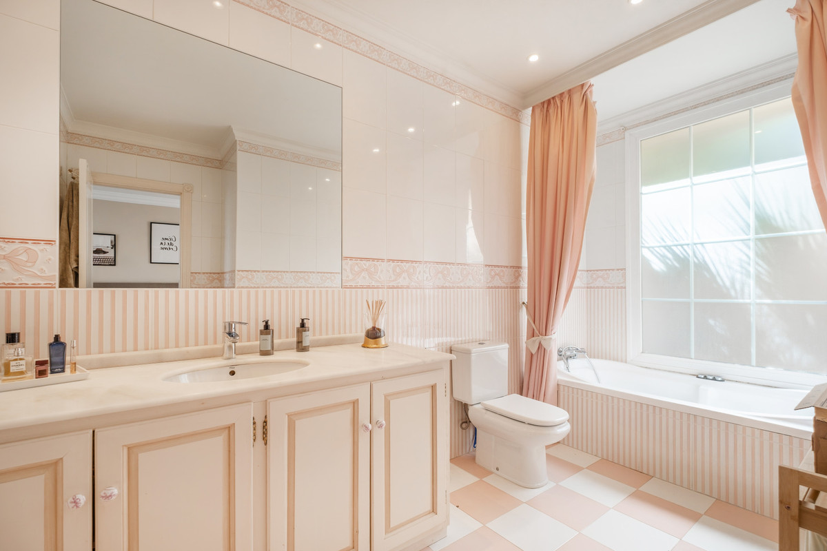 Detached Villa for sale in Benahavís | 5 bedrooms H5132662