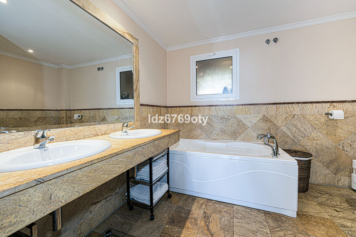 Appartement te koop in Benalmadena Costa | 2 slaapkamers H5114560
