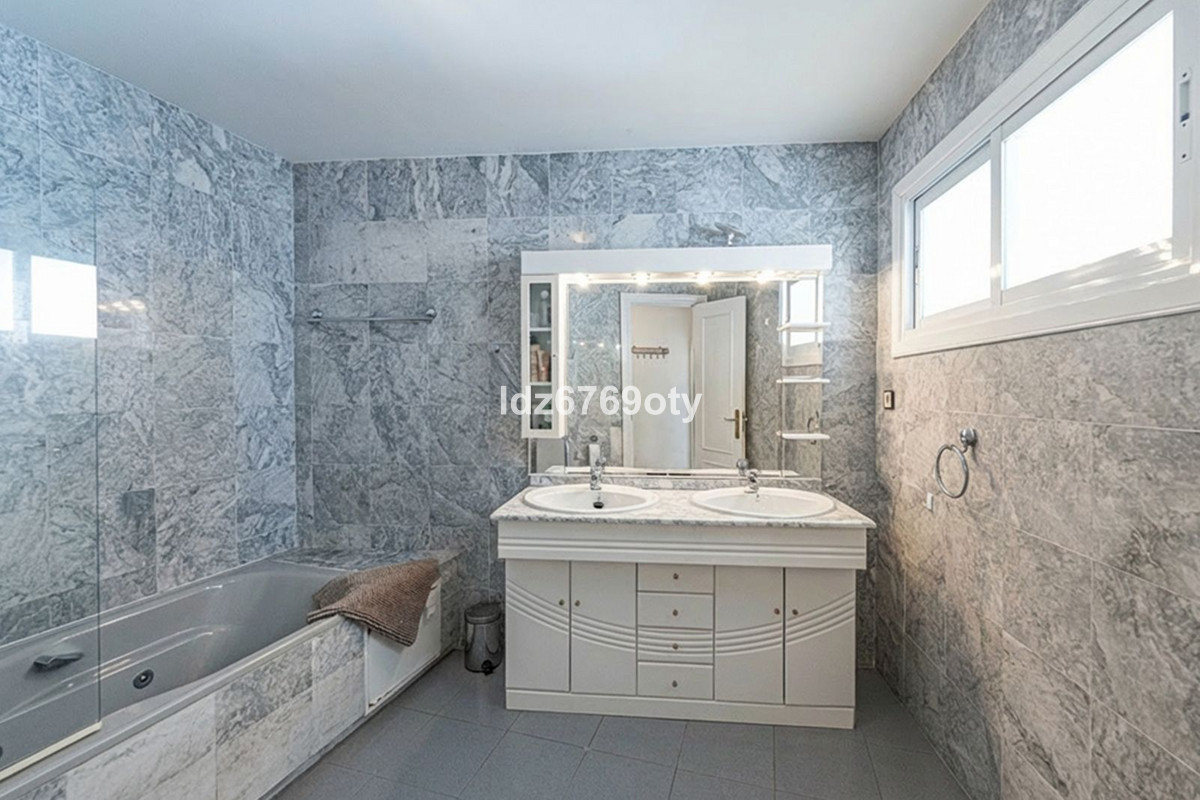 Appartement te koop in Benalmadena Costa | 3 slaapkamers H5348104