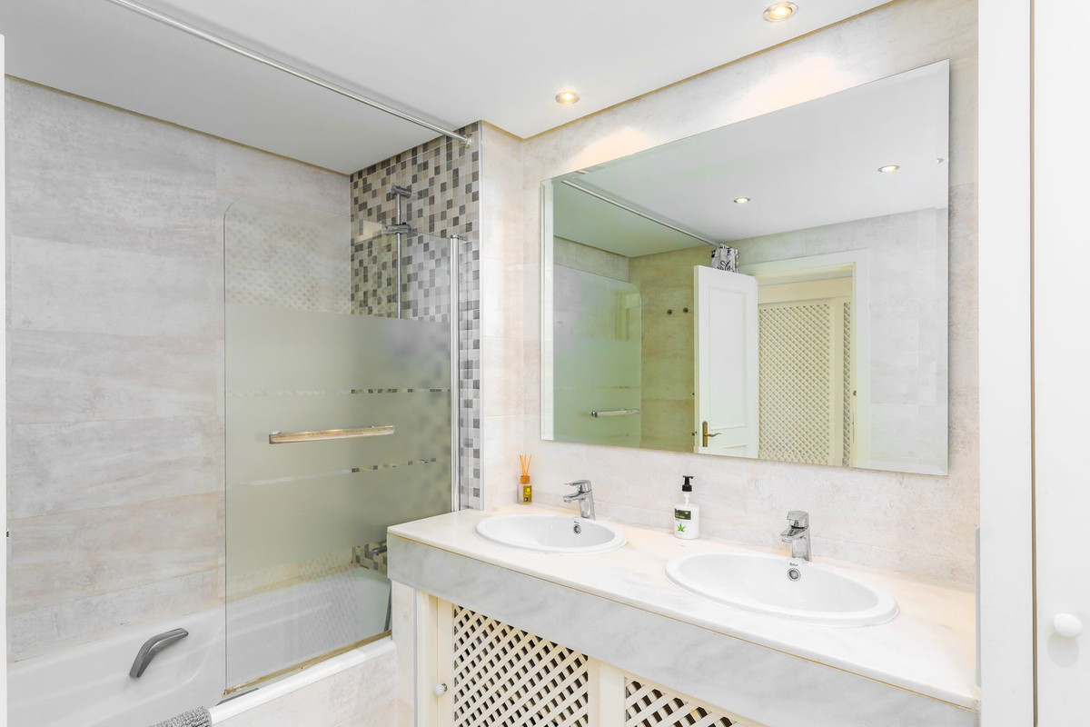 Appartement te koop in Benalmadena Costa | 2 slaapkamers H5359276