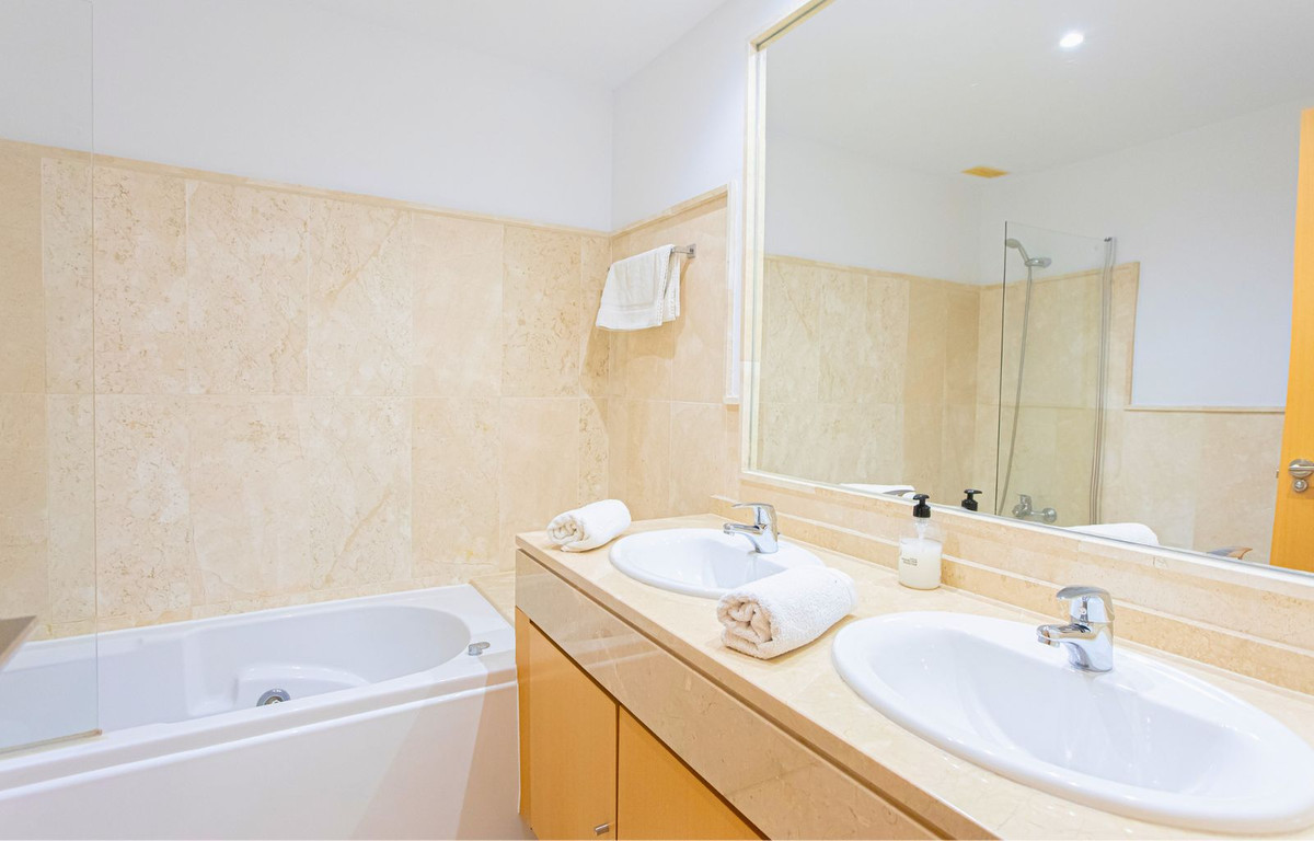 Appartement te koop in Casares Playa | 2 slaapkamers H5524213