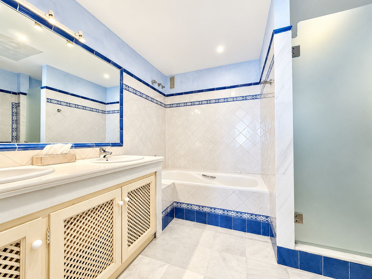 Appartement te koop in Casares Playa | 4 slaapkamers H5524645