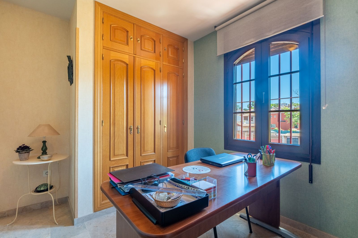Appartement te koop in Churriana | 4 slaapkamers H5400055