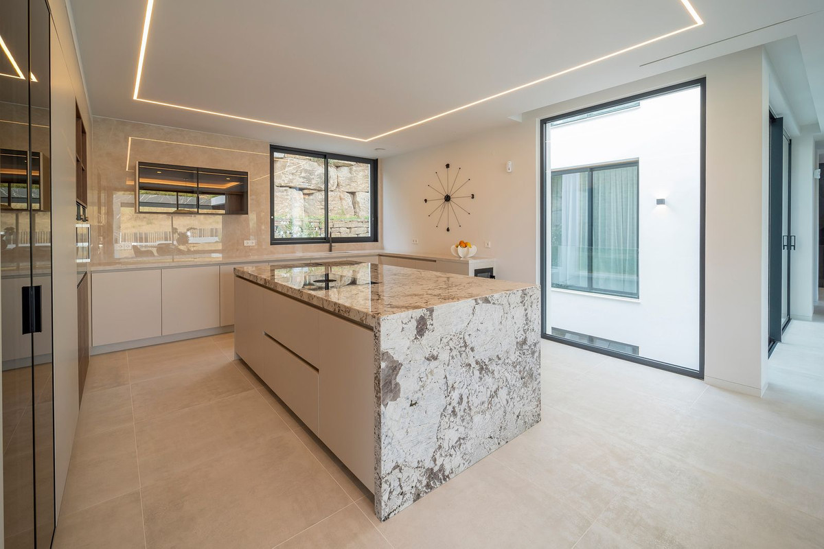 Huis te koop in El Paraiso | 6 slaapkamers H5118037