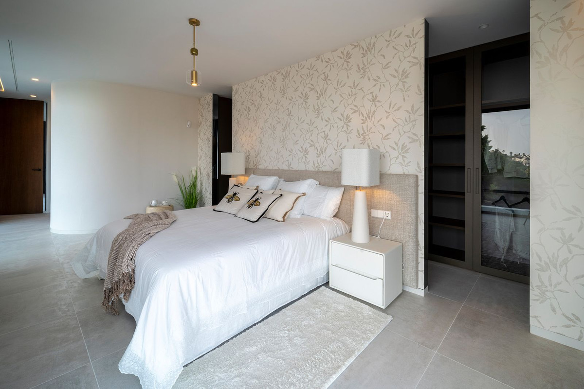 Huis te koop in El Paraiso | 6 slaapkamers H5118037
