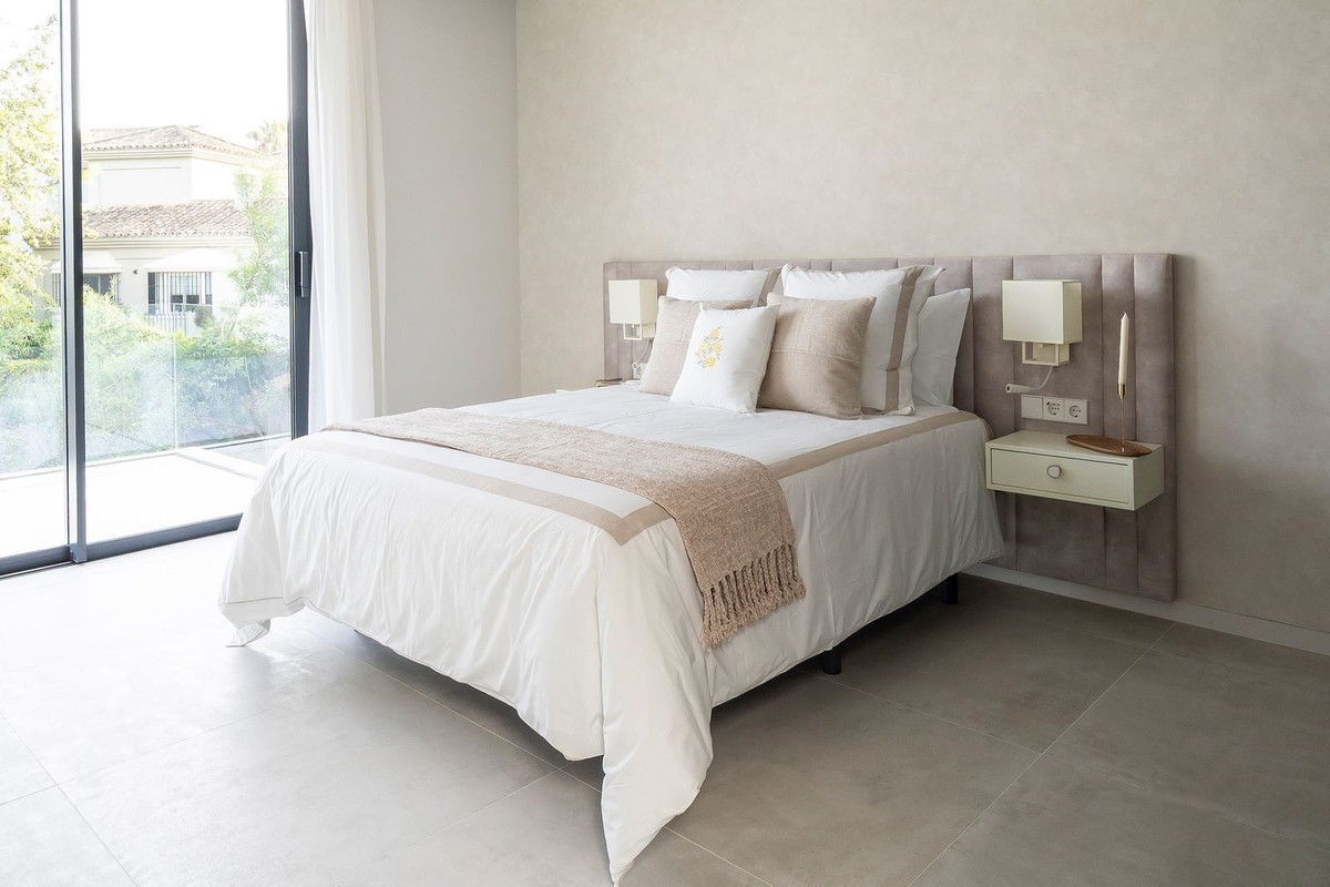 Huis te koop in El Paraiso | 6 slaapkamers H5118037