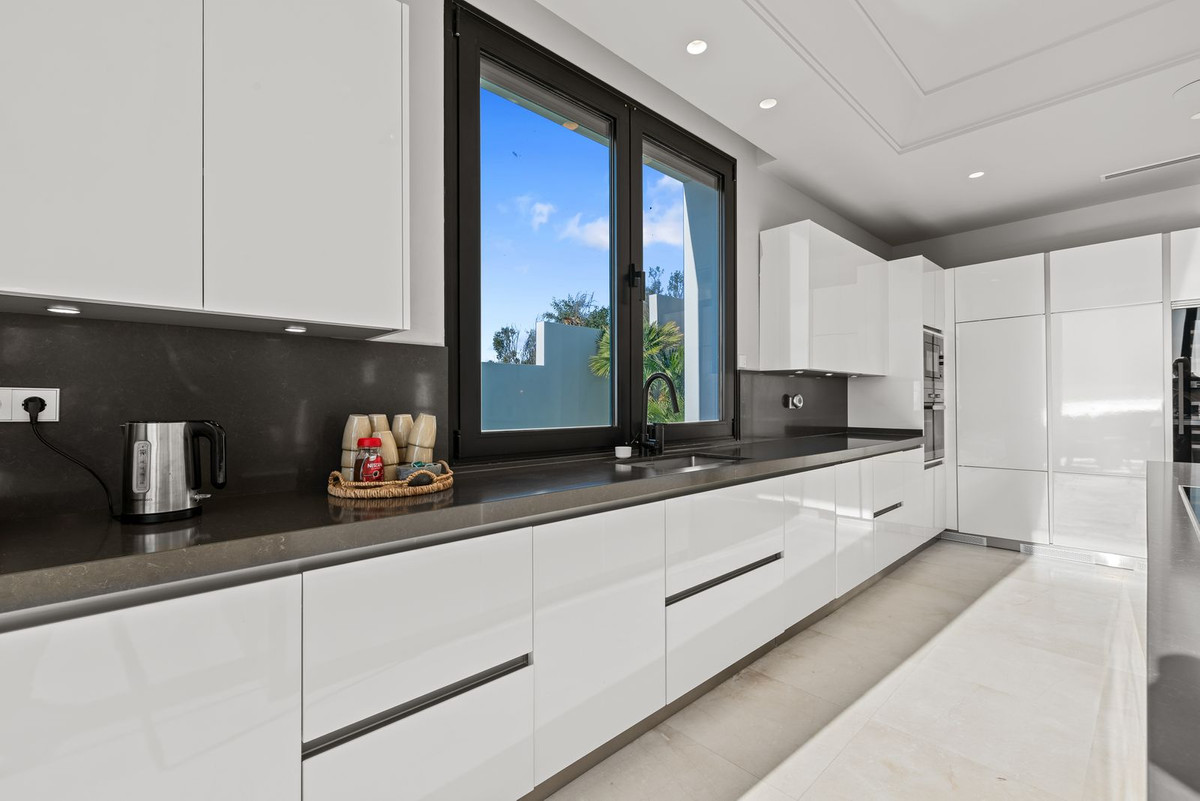 Huis te koop in El Paraiso | 5 slaapkamers H5272369