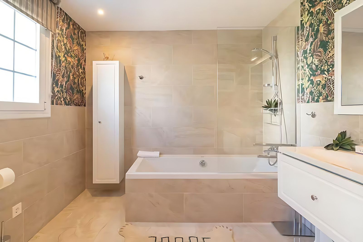 Huis te koop in El Paraiso | 5 slaapkamers H5321893