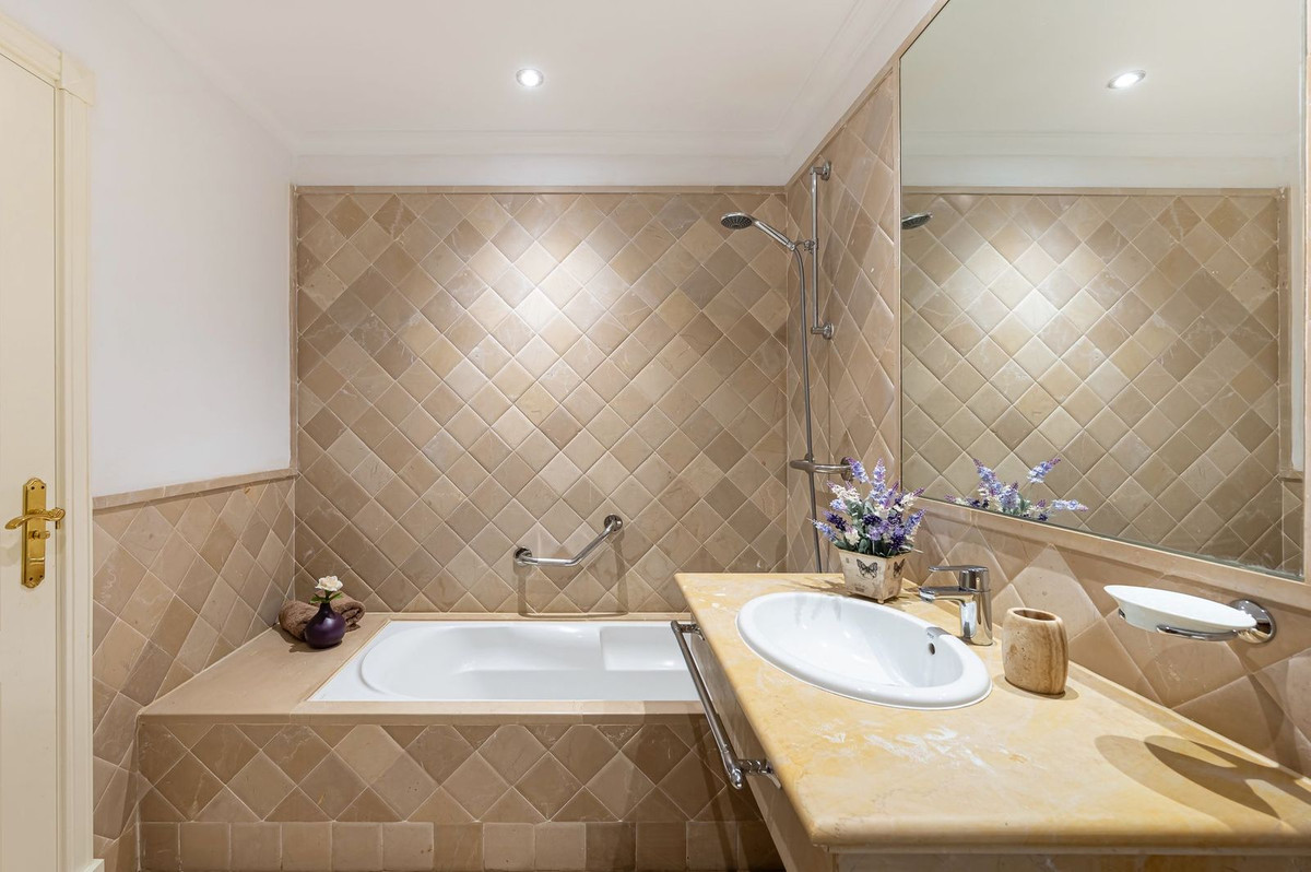 Appartement te koop in El Paraiso | 2 slaapkamers H5353381