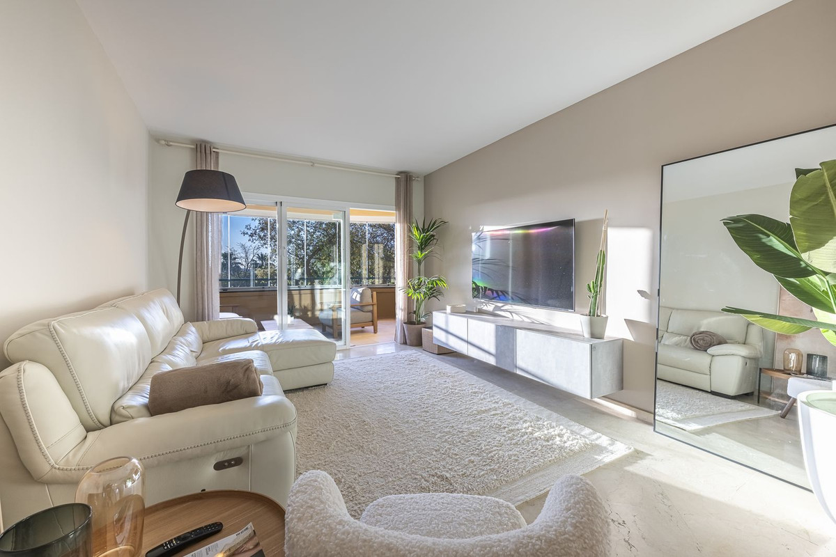 Apartment for sale in Elviria | 2 bedrooms H5010400