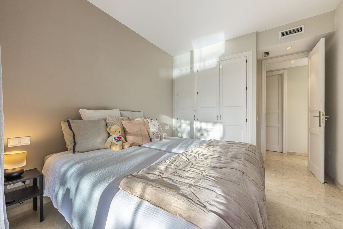 Apartment for sale in Elviria | 2 bedrooms H5010400