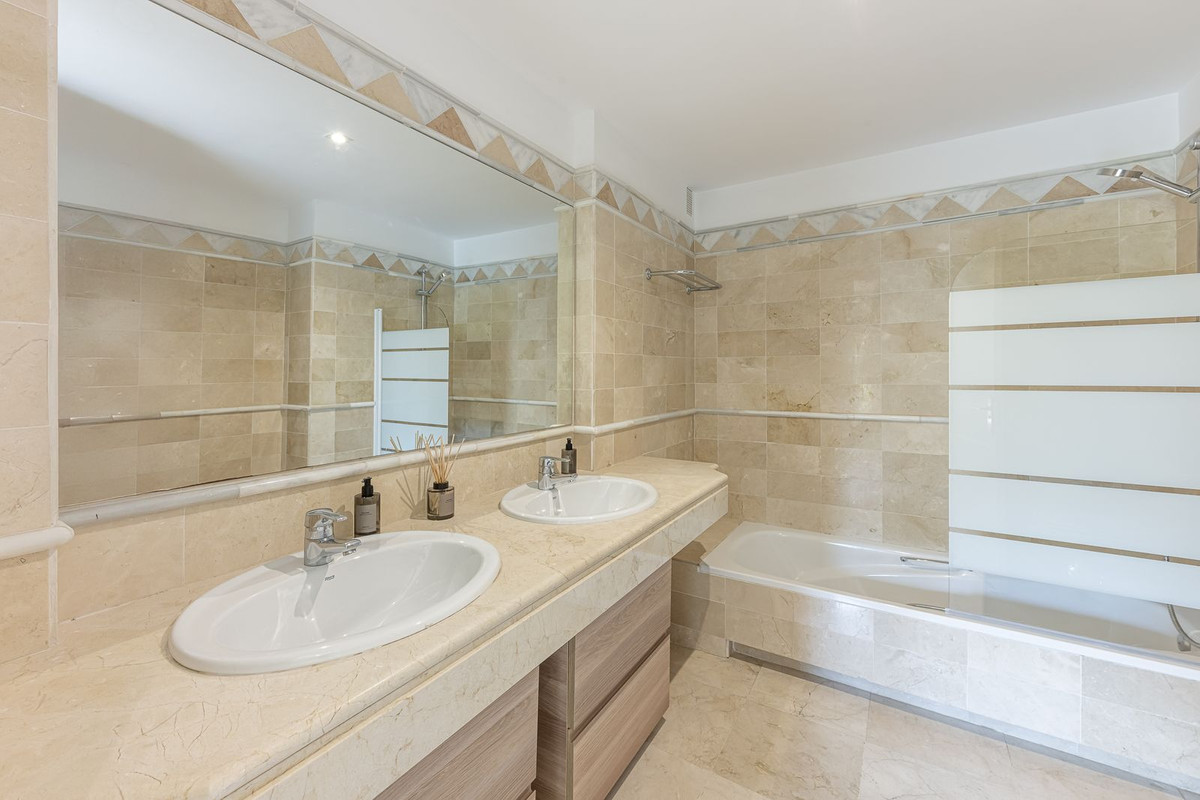 Apartment for sale in Elviria | 2 bedrooms H5010400