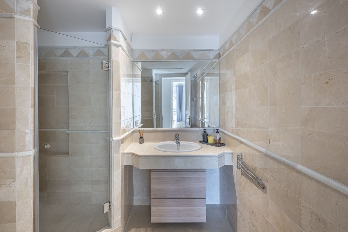 Apartment for sale in Elviria | 2 bedrooms H5010400