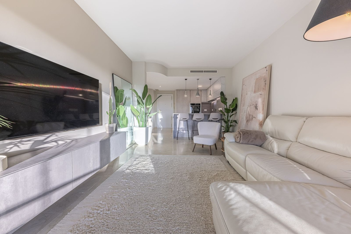 Apartment for sale in Elviria | 2 bedrooms H5010400