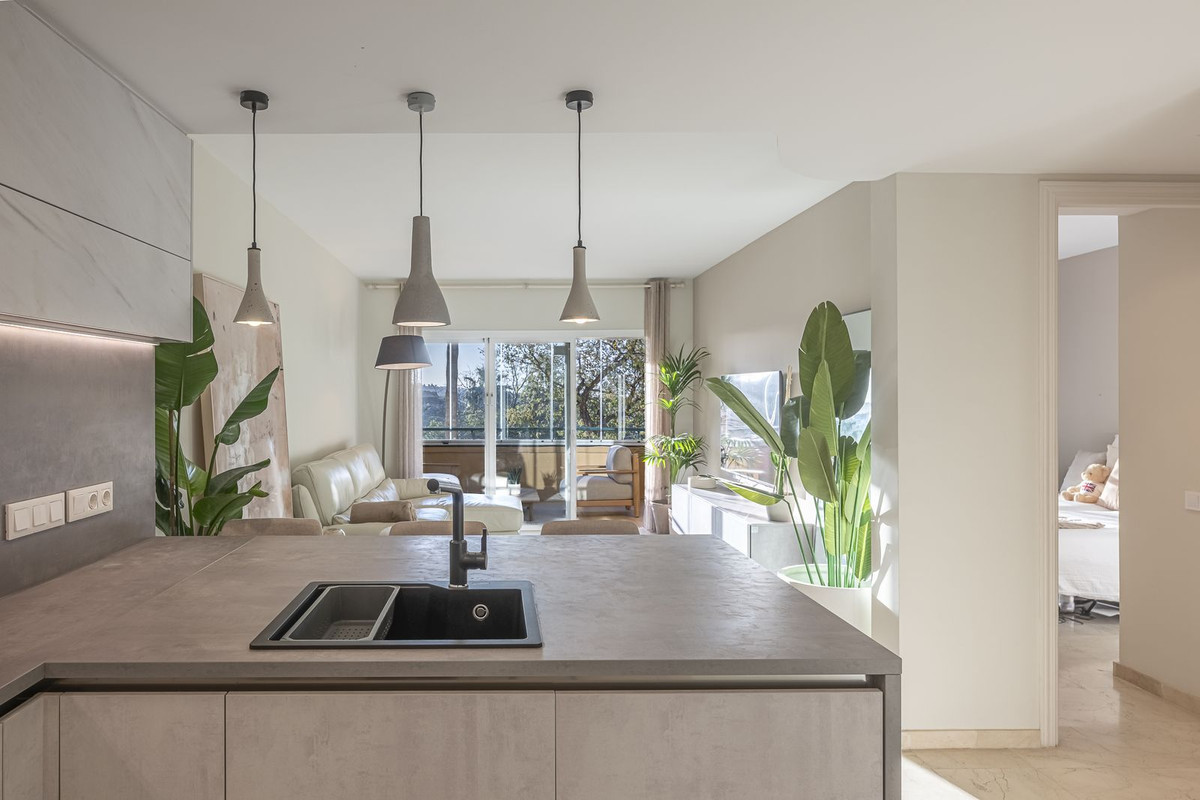 Apartment for sale in Elviria | 2 bedrooms H5010400
