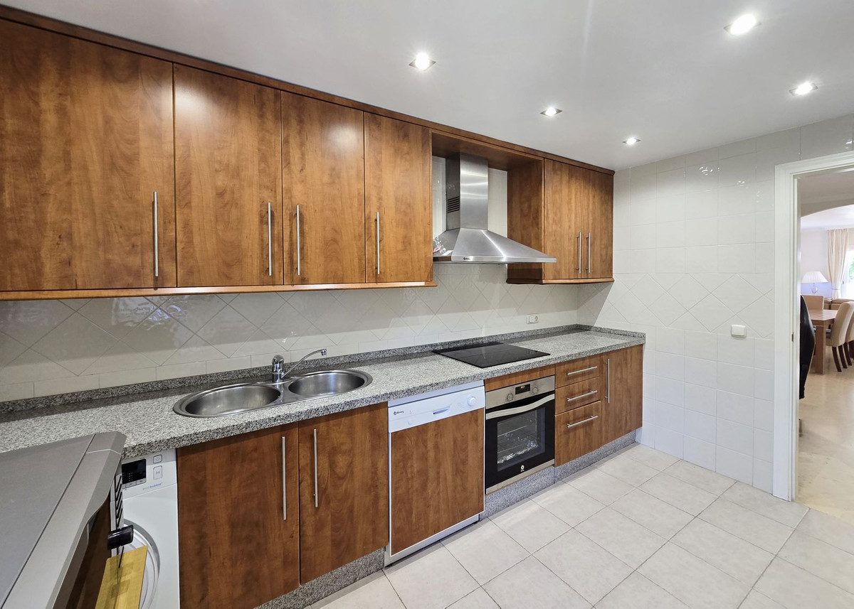 Bovenverdieping Appartement in Elviria-11