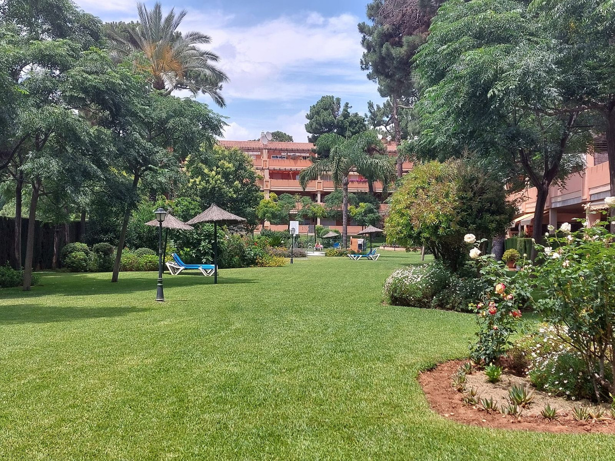 Penthouse for sale in Elviria | 2 bedrooms H5115484