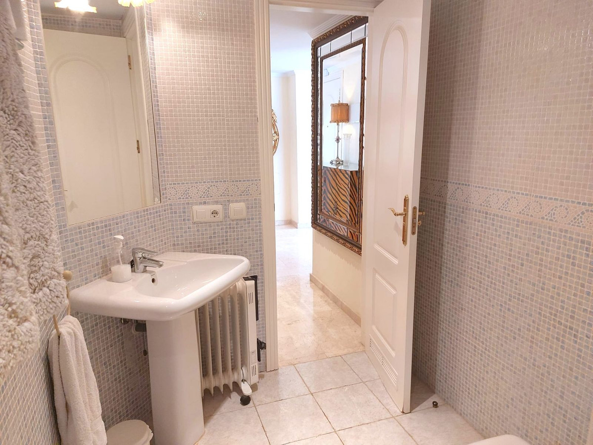Penthouse for sale in Elviria | 2 bedrooms H5115484