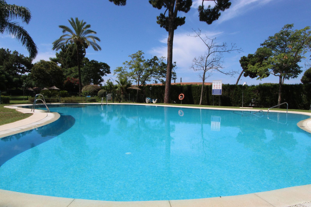 Penthouse for sale in Elviria | 2 bedrooms H5115484
