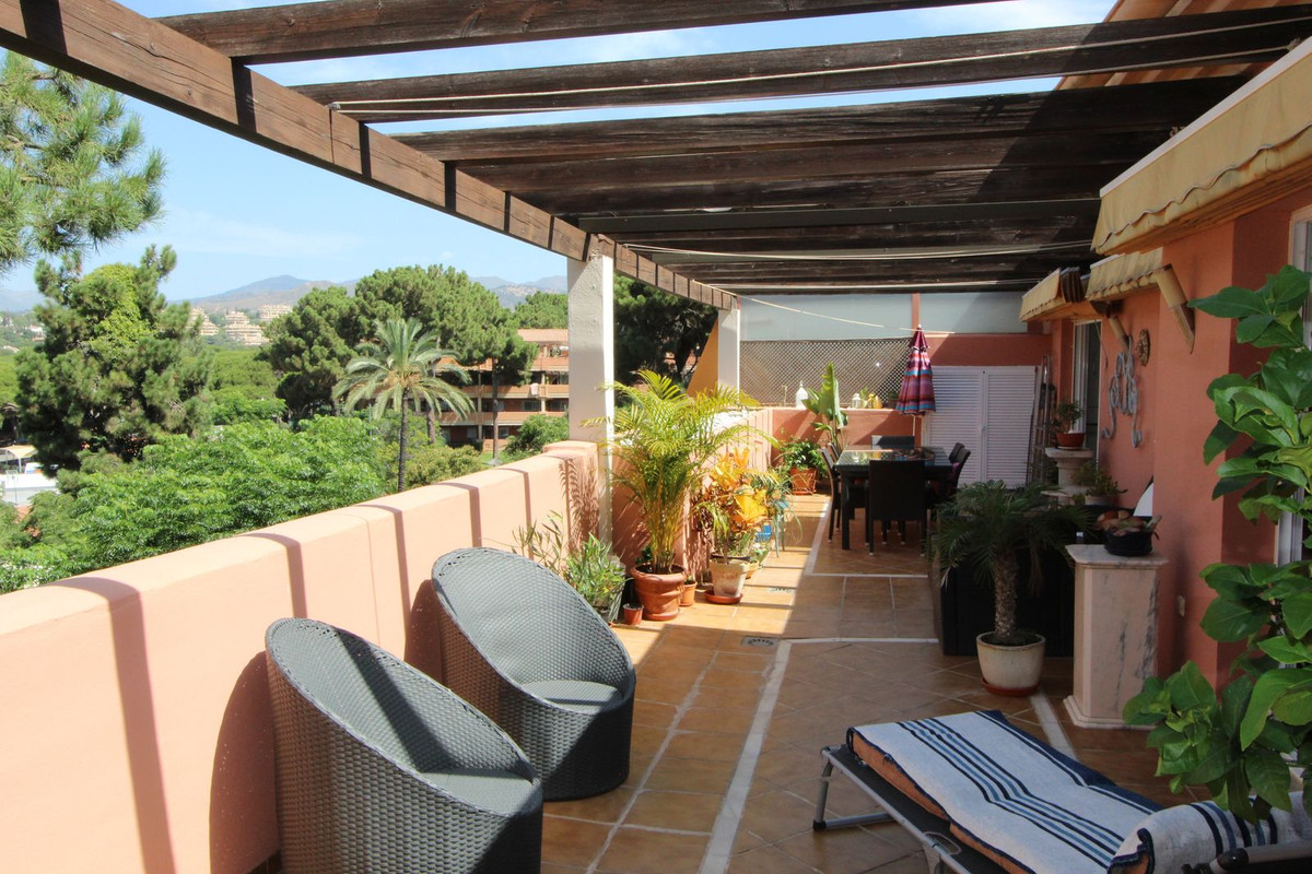 Penthouse for sale in Elviria | 2 bedrooms H5115484