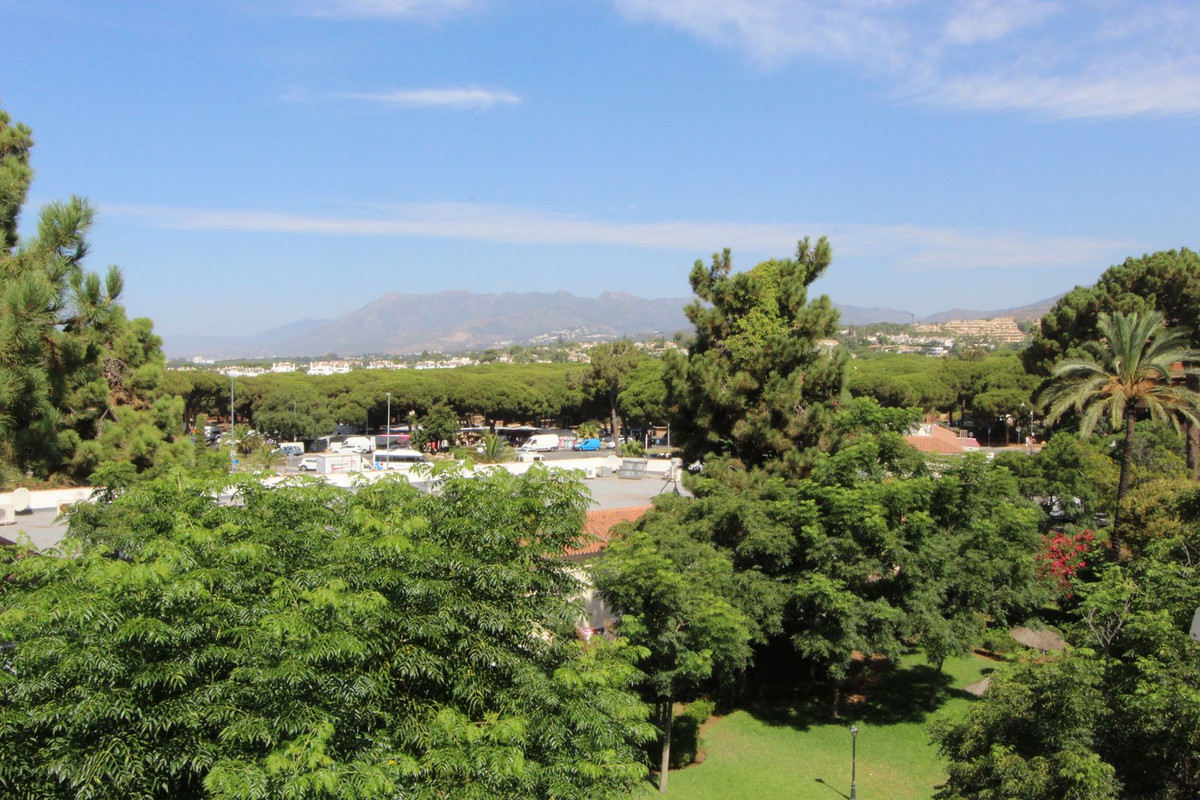 Penthouse for sale in Elviria | 2 bedrooms H5115484