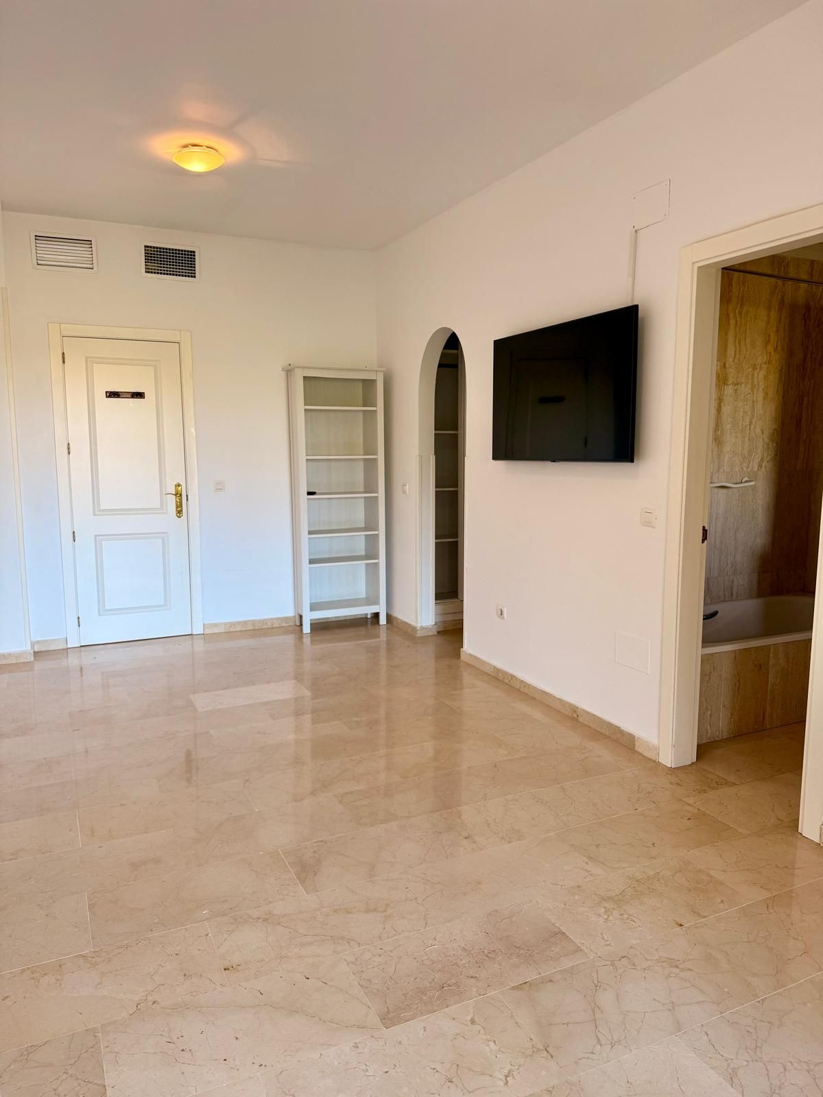 Appartement te koop in Elviria | 2 slaapkamers H5480428