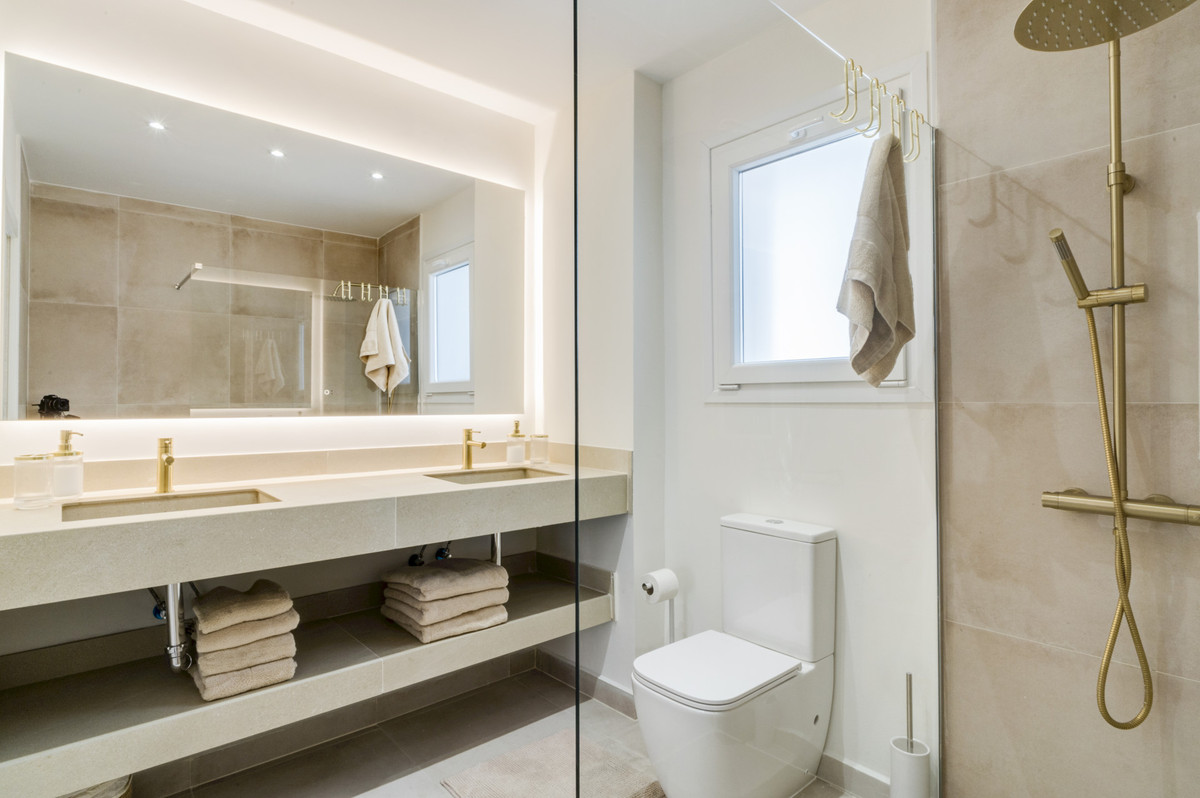 Apartment for sale in Estepona | 3 bedrooms H5084635