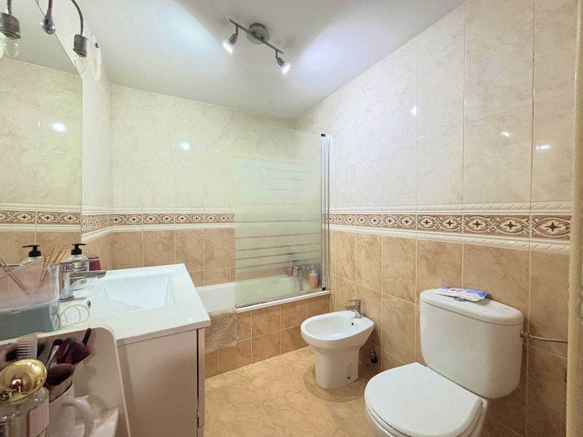 Apartment for sale in Estepona | 2 bedrooms H5129602