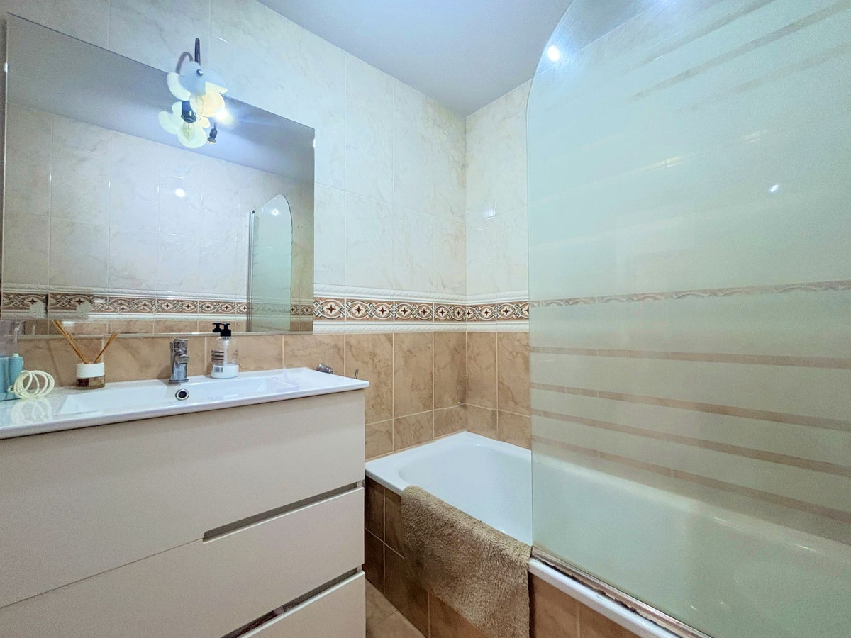 Apartment for sale in Estepona | 2 bedrooms H5129602