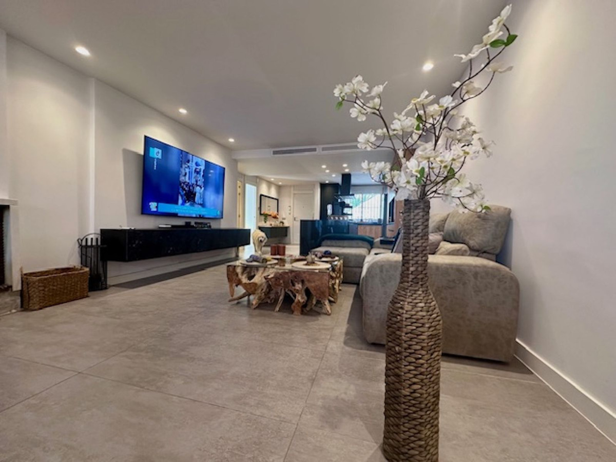 Apartment for sale in Estepona | 2 bedrooms H5130955
